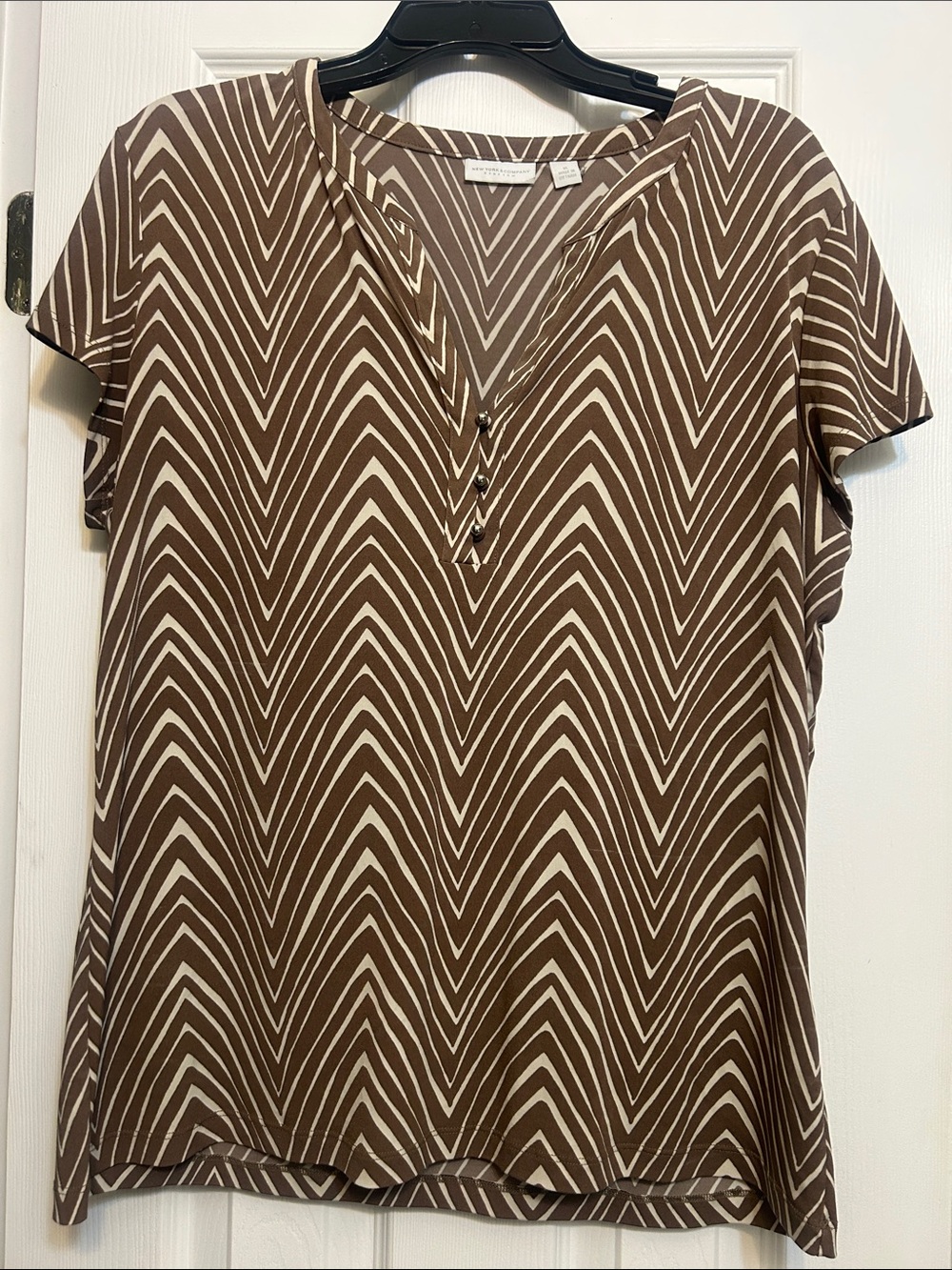 New York & Company Brown Chevron V-Neck Short Sleeve Blouse